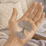tatouage qui signifie la famille arbre de vie main réaliste