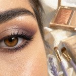 Maquillage yeux marron pour mariage : œil marron avec ombres cuivrées, champagne et prune