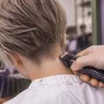 Nuque hyper stylée : coupe courte femme moderne
