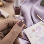 Tendance vernis à ongles : manucure effet brillant, gros plan ongle