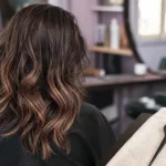 Balayage chocolat noisette : mèches brunes fondues sans effet racine