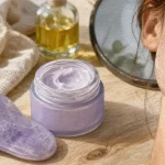 Gua sha avis dermatologue : pierre et crème hydratante sur peau