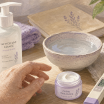 Meilleur nettoyant visage : flacon, pH-mètre et eau tiède pour le bon pH
